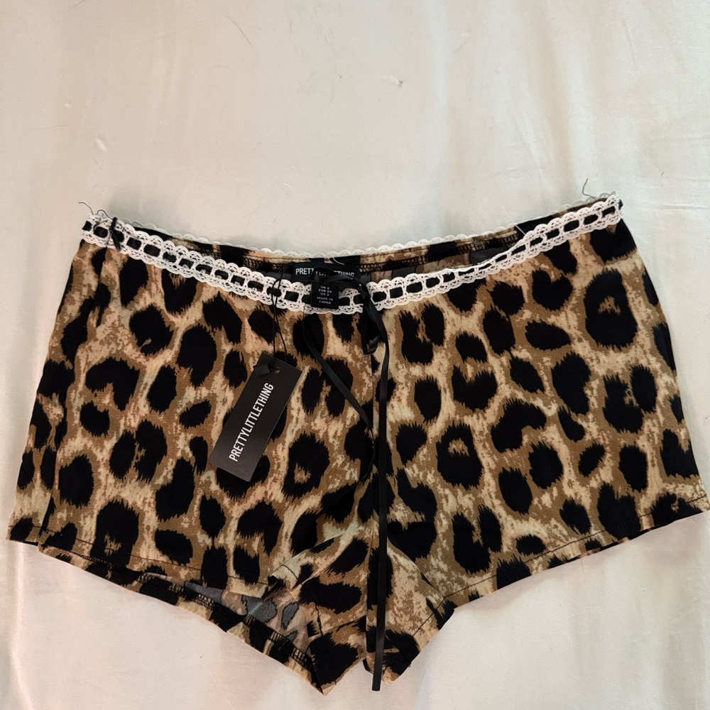PrettyLittleThing Leopard Print hot Shorts